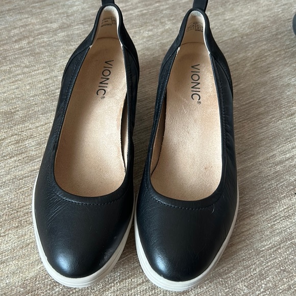 Vionic slip on black shoes white comfort sole not worn